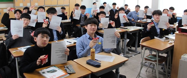 ▲ 충북고 학생들이 수학 축제인 ‘파이데이’ 행사 프로그램를 통해 수학에 대한 이해를 높이는 계기를 만들고 있다.ⓒ충북고
