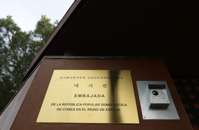 ▲ 스페인 주재 북한대사관 현판. ⓒ뉴시스 AP. 무단전재 및 재배포 금지.