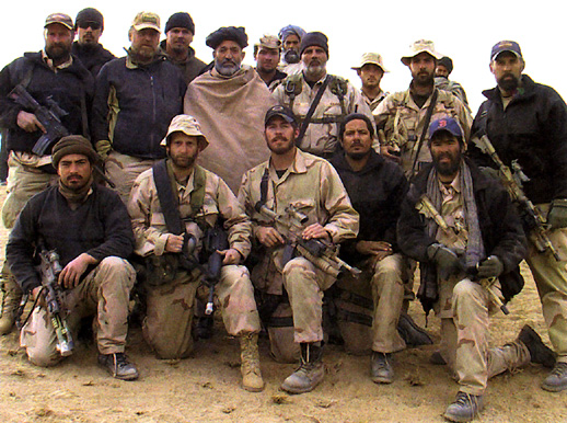 ▲ 2001년 말 하미드 카르자이 아프가니스탄 과도수반과 美CIA 특수활동대(SAD) 요원, 특수부대 요원들의 기념사진. ⓒ미육군 공개사진-위키피디아.