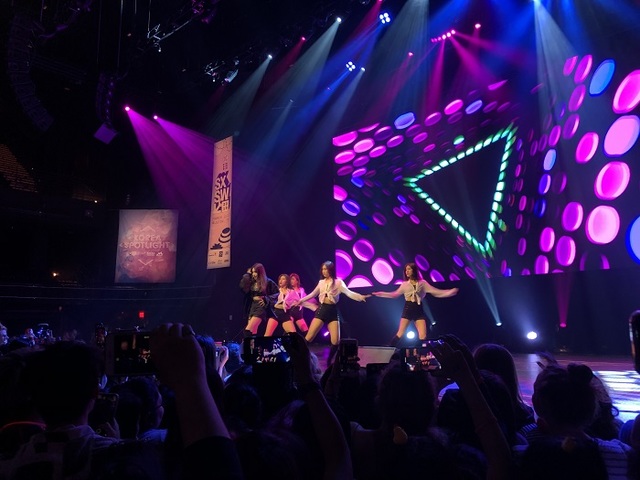 ▲ 가수 청하가 SXSW '코리아 스포트라이트' 무대에서 공연을 펼치고 있다. ⓒ김수경 기자