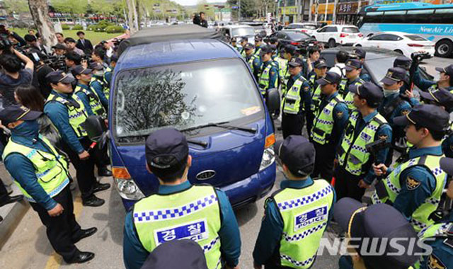 ▲ 지난해 5월, 경기 파주시에서 대북전단을 살포하러 가는 탈북자 단체 차량을 막는 경찰들. ⓒ뉴시스. 무단전재 및 재배포 금지.