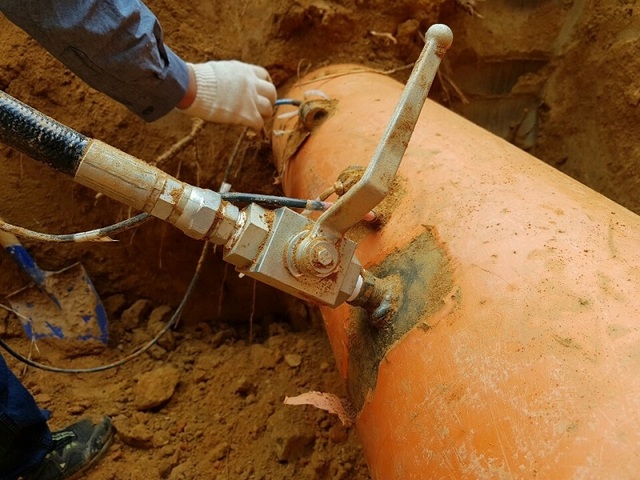 ▲ 경기도와 충남 천안 등지에서 송유관에 도유시설을 설치해 놓은 뒤 휘발유 등을 훔쳐온 일당 19명이 무더기로 검거됐다.ⓒ충남지방경찰청