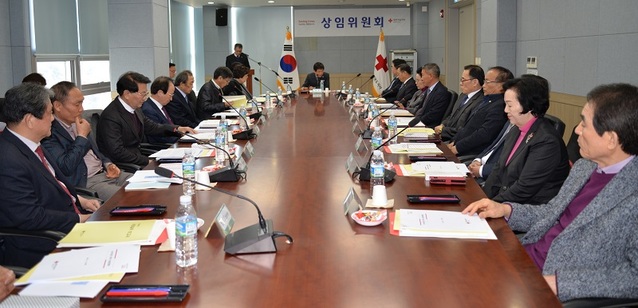 ▲ 김경배 충북적십자 회장이 14일 상임위원회를 주재하고 있다.ⓒ충북적십자지사