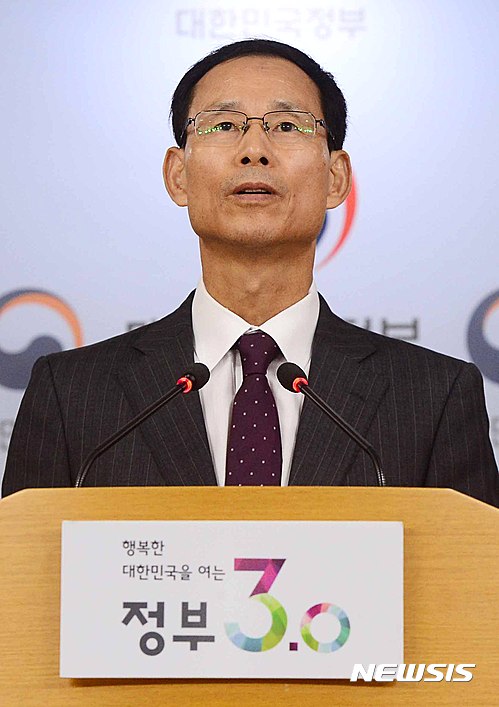 ▲ 2016년 10월 6일 서울 종로구 정부서울청사에서 화물연대 집단운송 거부에 따른 대국민 정부합동 담화문을 발표하고 있는 최정호 당시 국토교통부 2차관.ⓒ뉴시스