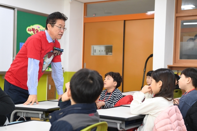 ▲ 이철우 도지사가 14일 신도청 소재 풍천풍서초등학교를 찾아 하루 동안 새바람선생님으로 활동했다.ⓒ경북도