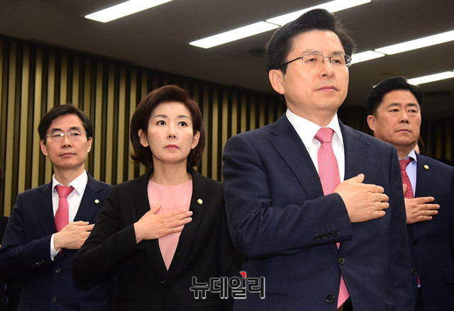 ▲ 황교안 자유한국당 대표, 나경원 원내대표가 13일 오전 국회에서 열린 자유한국당 의원총회에서 국민의례를 하고 있다. ⓒ박성원 기자