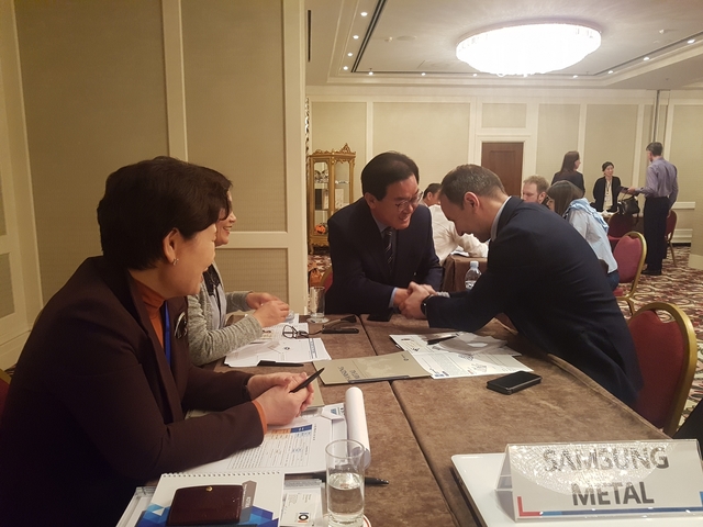 ▲ 백선기 칠곡군수(오른쪽 두번째)가 지난 11일 카자흐스탄 알마티 현지 바이어와 상담을 하고 있다.ⓒ칠곡군