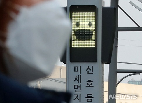 ▲ 지난 4일 서울 성북구청 부근에 설치된 미세먼지 신호등이 '나쁨' 상태를 안내하고 있다. ⓒ뉴시스