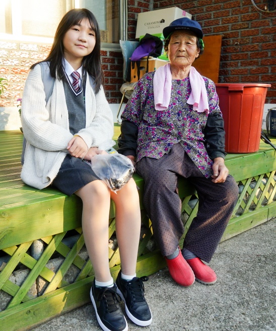 ▲ 김선주 양과 박순이 할머니.ⓒ송면중