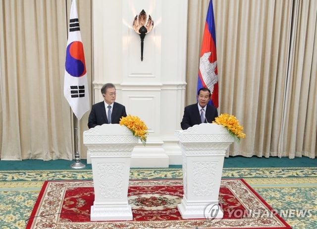 ▲ 문재인 대통령과 훈센 캄보디아 총리가 15일 오후(현지시간) 총리 집무실인 프놈펜 평화궁에서 정상회담을 마친 뒤 공동언론발표를 하고 있다. ⓒ연합뉴스
