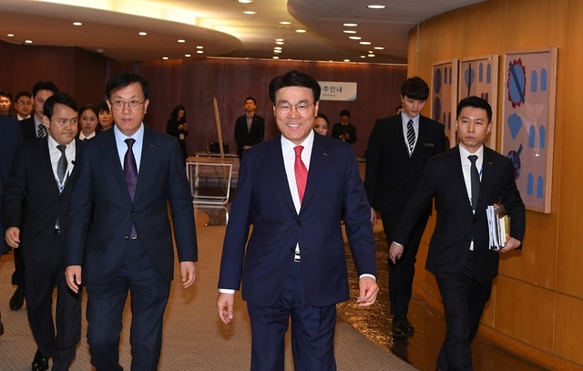 ▲ 15일 대치동 포스코센터 주주총회장에 최정우 포스코 회장이 입장하고 있다.ⓒ포스코