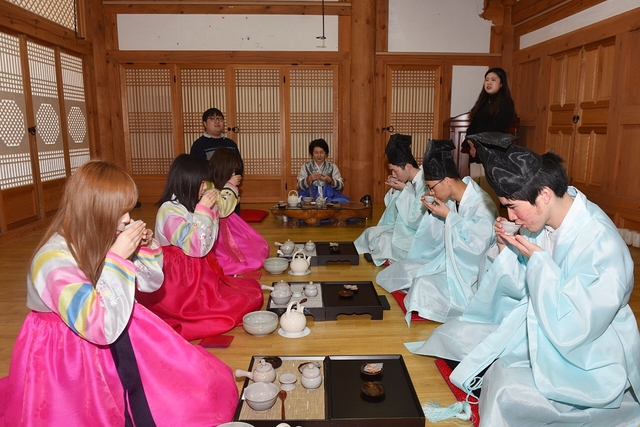 ▲ 도야마국제대학 학생들이 한복을 입고 전통 차 예절을 배우고 있다.ⓒ대구한의대