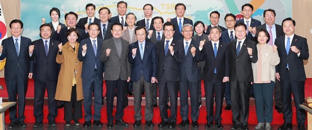 ▲ 충북도와 더불어민주당이 15일 충북도청 대회의실에서 2019예산정책협의회를 열고, 충북과 충청권 지역 현안에 대해 심도있게 논의했다.ⓒ충북도