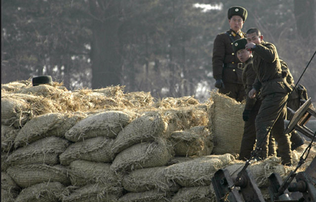 ▲ 두만강 인근에서 쌀가마를 옮기는 북한군. ⓒ프리NK 관련보도 화면캡쳐.