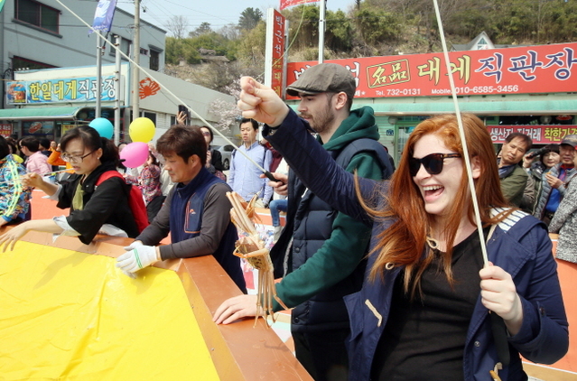 ▲ 최상의 맛을 지닌 영덕대게를 맛보고 싶다면 상설프로그램으로 열리는 ‘영덕대게 특산물 플리마켓’과 ‘영덕대게 푸드코트’를 놓칠수 없다.ⓒ영덕군