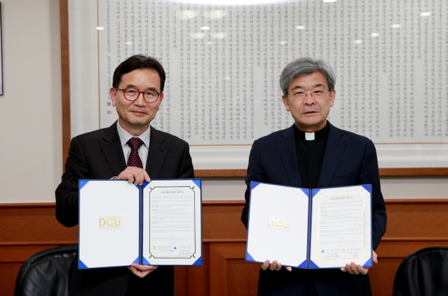 ▲ 김정우 대구가톨릭대 총장(오른쪽)과 정화식 마산무학여고 교장이 미래인재 양성 협력을 위한 업무협약을 체결하고 협약서를 보이고 있다.ⓒ대가대