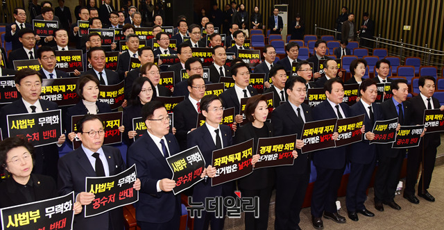 ▲ 자유한국당은 15일 오전 국회에서 비상의원총회를 개최해 여야 4당의 선거제 개편안-공수처법안 연계 시도를 강력 규탄했다. ⓒ박성원 기자