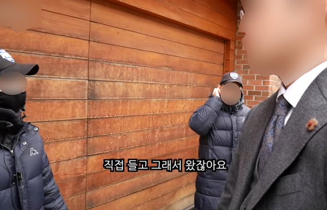 ▲ 한 유튜버가 쥐약이 든 상자를 전달하겠다며 이명박 전 대통령 자택 앞에서 경찰에 항의하는 모습. ⓒ유튜브채널 'ㄱ'뉴스