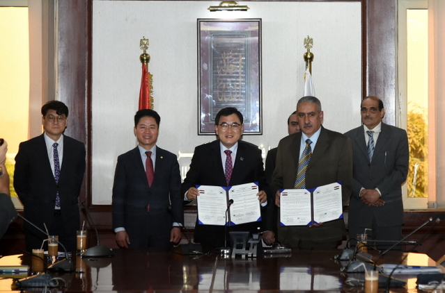 ▲ 경주시와 룩소르 간 우호도시협정 체결 후 기념촬영을 하고 있다.사진 왼쪽부터 윤병길 경주시의장, 주낙영 경주시장, 아이만 알-샤리프 룩소르시장.ⓒ경주시