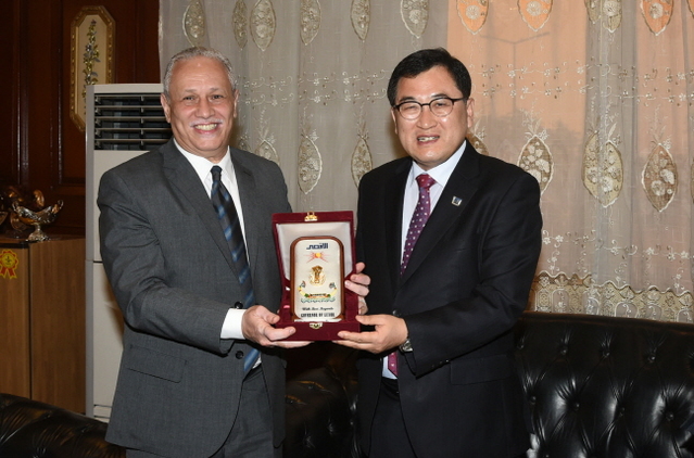 ▲ 무스타파 모하메드(Mustafa Mohamed) 룩소르 주지사와 선물을 교환하고 있는 주낙영 경주시장.ⓒ경주시