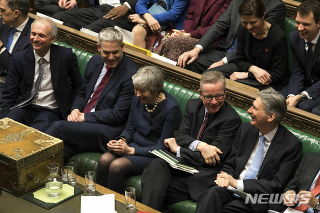 ▲ 14일 영국 하원에 출석한 테레사 메이 영국 총리와 의원들ⓒ뉴시스. 무단 전재 및 재배포 금지.