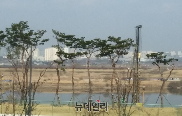 ▲ 15일 낮 세종시청 뒤편 금강 주변이 한가롭기만 하다.ⓒ김동식 기자