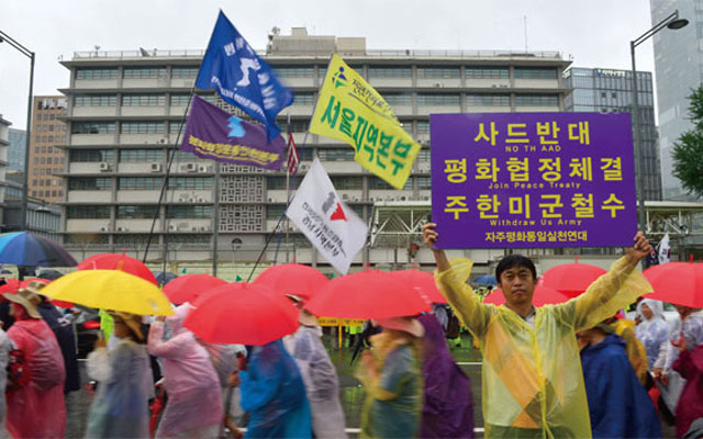 ▲ 2017년 8월 15일 벌어졌던 주한 미대사관 포위시위 당시 모습. ⓒ뉴시스. 무단전재 및 재배포 금지.