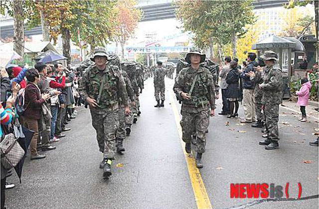 ▲ 2013년 11월 7박9일 동안의 천리행군을 마치고 복귀하는 육군 제17사단 수색대대 장병들. ⓒ뉴시스. 무단전재 및 재배포 금지.