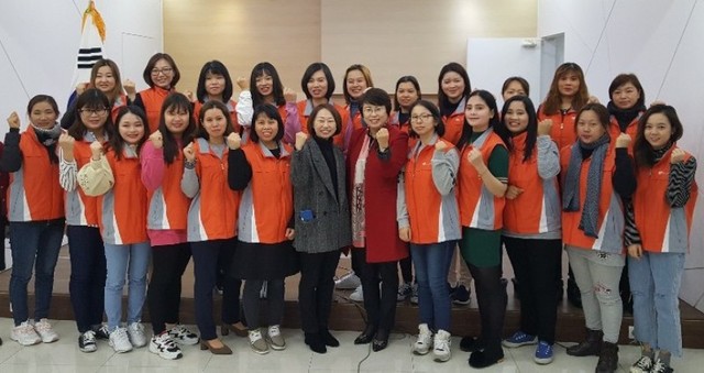 ▲ 다문화가족으로 구성된 제천 ‘다울림 봉사단’이 발대식을 갖고 기념촬영을 하고 있는 모습.ⓒ제천시