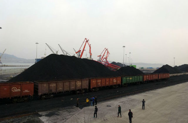 ▲ 유엔 안보리 대북제재 이전 중국 수출을 위해 나진항에 쌓아놓은 북한산 석탄. ⓒ뉴시스. 무단전재 및 재배포 금지.