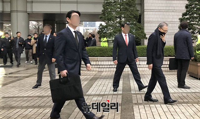 ▲ 항소심 끝난 뒤 머플러로 입을 가린 채 떠나는 이명박 전 대통령ⓒ신세인 기자