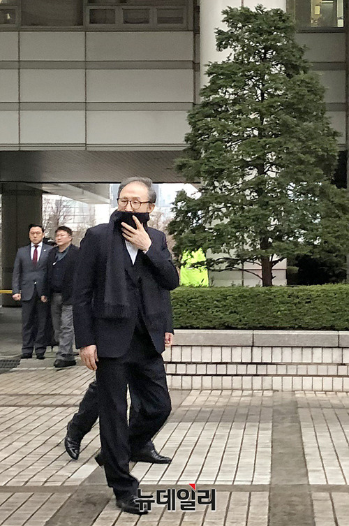 ▲ 법정 앞 '이명박'연호하는 지지자 바라보는 이명박 전 대통령ⓒ신세인 기자