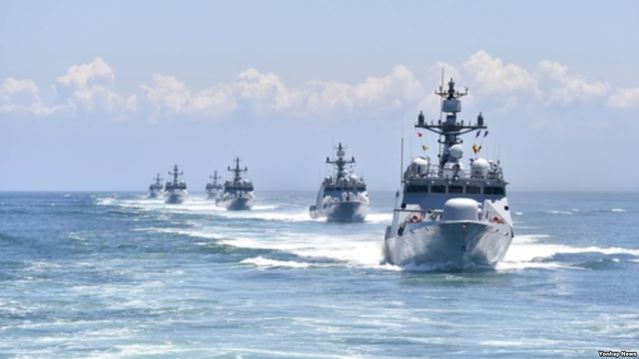 ▲ 제2연평해전 전사자들의 이름으로 명명된 한국 유도탄 고속함이 서해상에서 해상기동훈련을 실시하고 있다. 북한의 NLL 도발을 가정한 훈련 상황이다.ⓒ연합뉴스DB