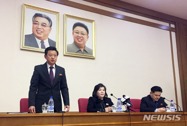 ▲ 최선희 북한 외무성 부상(가운데)과 북측 관계자들이 지난 15일, 평양에서 외신 기자회견을 열고, 미국과의 핵 협상 중단을 시사했다.ⓒ뉴시스