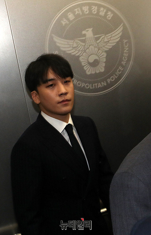 ▲ 성접대 의혹 등을 받고 있는 가수 승리가 14일 오후 서울 종로구 서울지방경찰청에 조사를 받기 위해 출석하고 있다. ⓒ박성원 기자