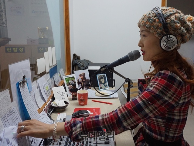 ▲ 충주 자유시장‘자유카페’DJ 박혜영씨가 상인들과 고객들을 위해 각종 사연을 소개하면 음악을 들려주고 있다. ⓒ김정원 기자