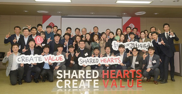 ▲ 황각규 롯데지주 부회장과 기업문화위원회 내·외부위원들이 지난 14일 부산 롯데백화점 광복점에서 열린 ‘현장직원과의 간담회’를 마치고 기념사진을 찍고 있다. ⓒ롯데