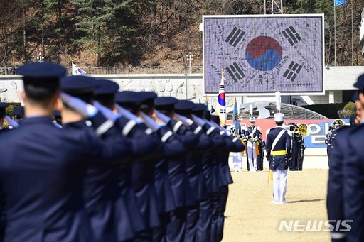 ▲ 지난 8일 충북 충주 공군사관학교에서 '공사 제67기 졸업 및 임관식'이 진행되고 있다. ⓒ뉴시스