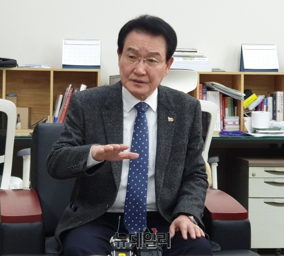 ▲ 변재일 국회의원이 18일 오전 충북도청 기자실에서 소각장 관련 3개 법률 개정안에 대해 설명하고 있다.ⓒ박근주 기자