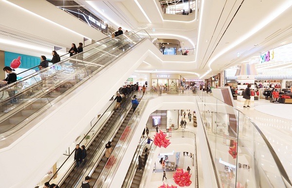 ▲ 국내 유통업계가 성장동력을 잃고 침체기에 접어들었다. 온라인쇼핑의 급성장과 의무휴업 등 유통규제 강화가 맞물리면서 역성장과 수익성 악화라는 걸림돌에 직면한 것이다. ⓒ신세계