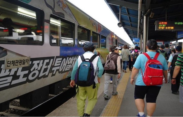 ▲ 지난해 운행된 팔도장터 관광열차가 제천에 도착한 모습.ⓒ제천시