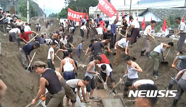 ▲ 북한의 군복무 가운데는 사진 속 돌격대에서 근무하는 것도 있다. 이곳에 가면 10년 동안 제대로 먹지도 못하고 막노동만 해야 한다. ⓒ뉴시스. 무단전재 및 재배포 금지.