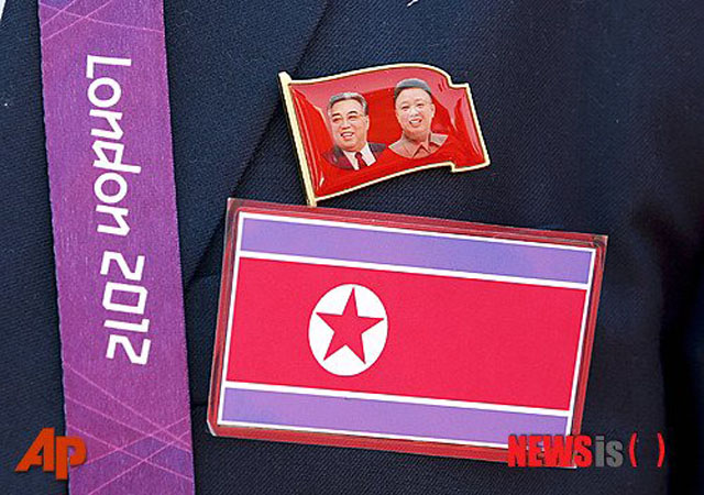 ▲ 2012년 7월 런던올림픽 때 북한선수들이 착용하고 나온 김씨 부자 배지. ⓒ뉴시스 AP. 무단전재 및 재배포 금지.