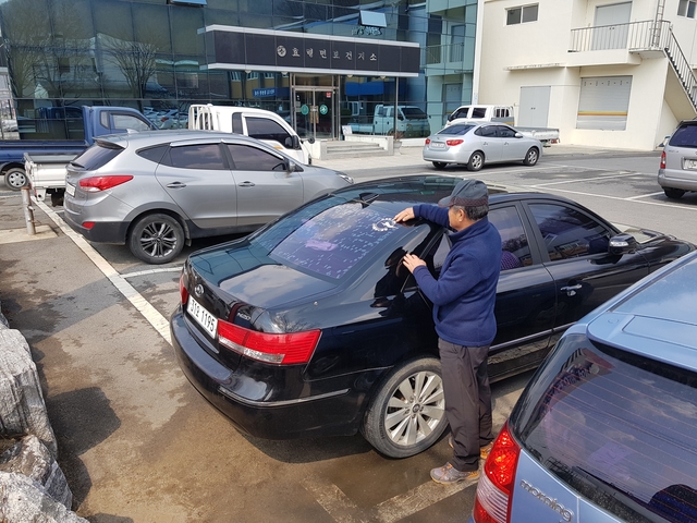 ▲ 군위군 효령면(면장 박영식)이 대구통합공항이전 분위기 조성을 위해 주민에게 차량용 홍보용 스티커를 배부했다.ⓒ군위군