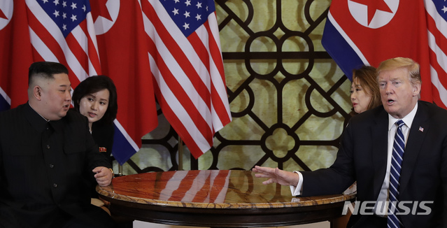 ▲ 지난 2월 28일 하노이 미북정상회담에서 트럼프 미국 대통령과 김정은이 회담하고 있다ⓒ뉴시스. 무단 전재 및 재배포 금지.