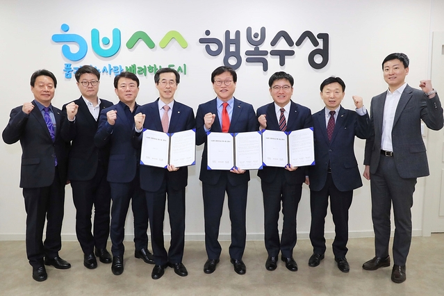 ▲ 소상공인 경영안정화자금 지원 협약식 기념촬영을 하고 있다.(사진 왼쪽부터 네 번째 이찬희 대구신용보증재단 이사장, 다섯 번째 김대권 수성구청장, 여섯 번째 서준진 대구은행수성구청지점장)ⓒ수성구