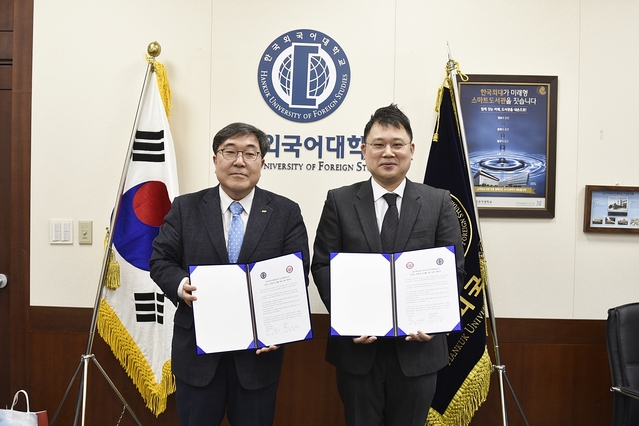 ▲ 외국인 유학생 연계교육 프로그램 협약식 후 기념촬영을 하고 있다.(사진 오른쪽부터 김재현 호산대 부총장, 한국외국어대 김학태 재무대외부총장)ⓒ호산대