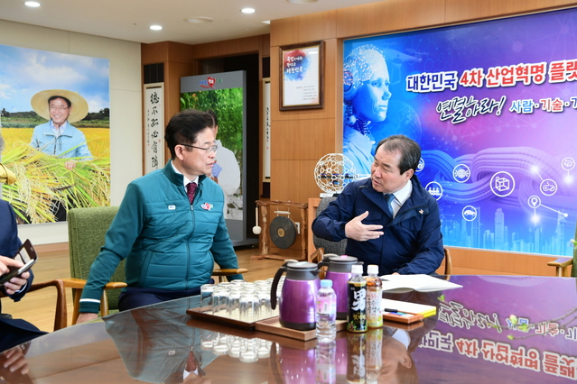 ▲ 김충섭 김천시장(오른쪽)이 이철우 경북도지사를 만나 산림복지단지 조성 등 주요 현안사업에 대한 적극 지원을 요청했다.ⓒ경북도