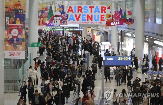 ▲ 올해 설 연휴 해외여행객으로 붐비는 인천국제공항 모습ⓒ연합뉴스