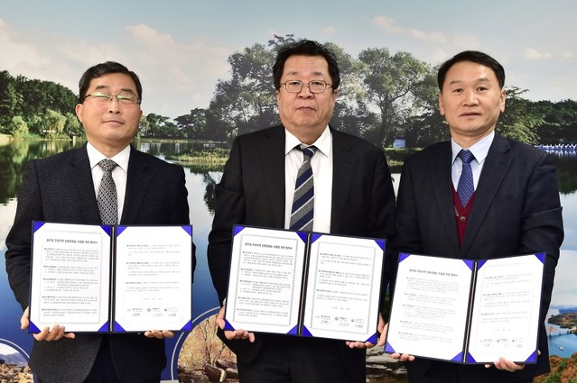 ▲ 문경훈 수공 충주권지사장(오른쪽)과 이상천 제천시장(가운데), 농관원 제천단양사무소가 충주댐 주변지역 친환경영농 지원 협약을 하고 있다.ⓒ수자원공사